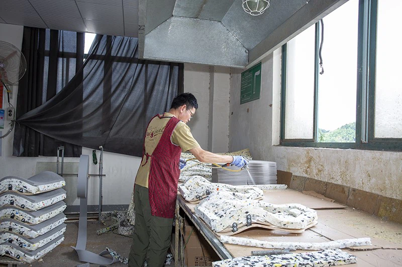 2-2 6 Gluing foam to plywood 2-2 6 Gluing foam to plywood